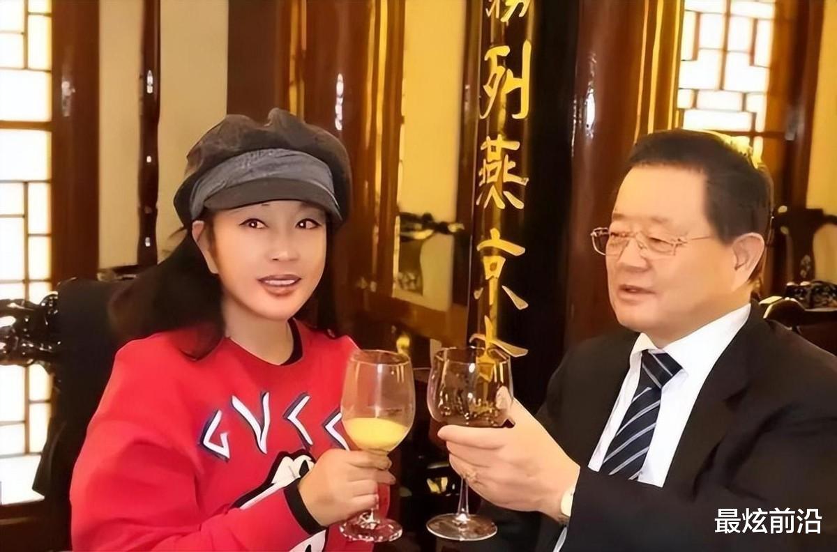穿衣搭配|刘晓庆和老公同框!11岁之差像隔辈人,一个风韵犹存一个老态明显