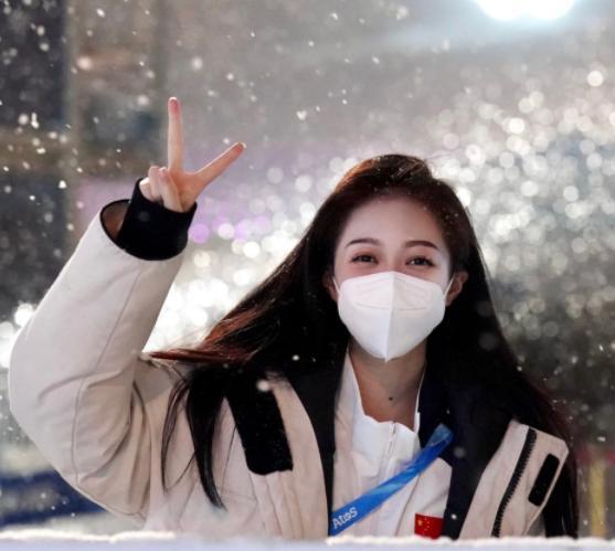 |“领诵员”冯琳再次登冬奥舞台，成为中文播报员，变身“拎墩墩”