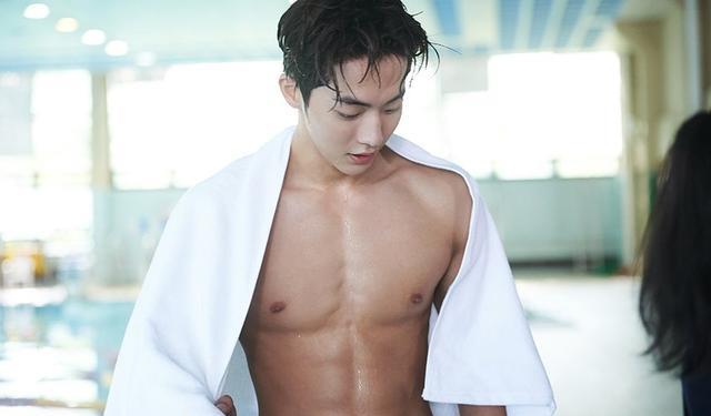 刘德华|《25，21》南柱赫人气爆红！回顾男神腹肌花絮照，雕像身材太可口