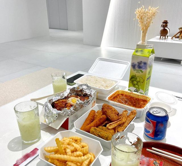 120四口之家,全屋纯白色,家具也没几样,网友:不像过日子的!