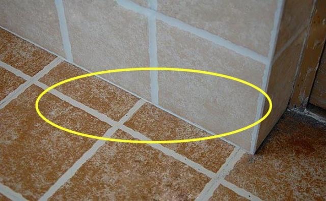 卫生间贴瓷砖，我提出要“墙砖留空一排”，师傅一听：遇到行家了