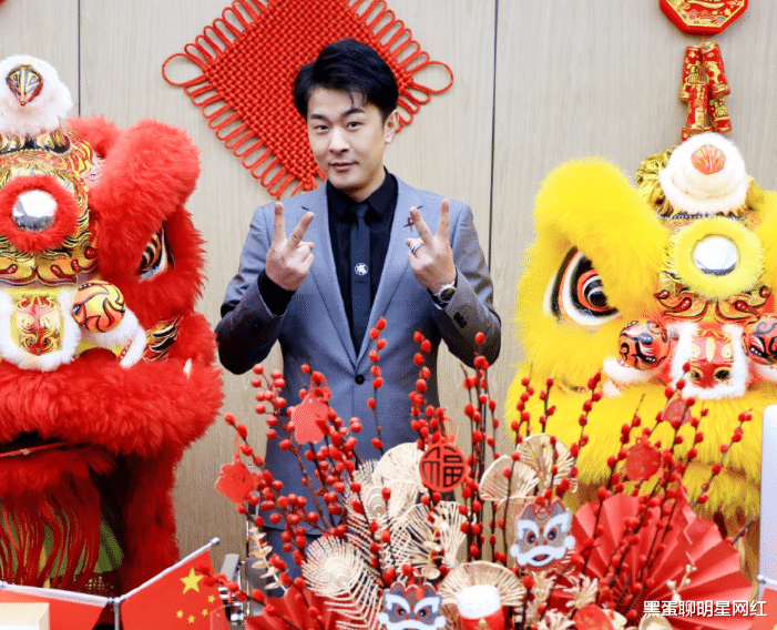 井元林|主播连麦辛巴,抬手瞬间“走光”,二驴直播调侃,被平台官方警告