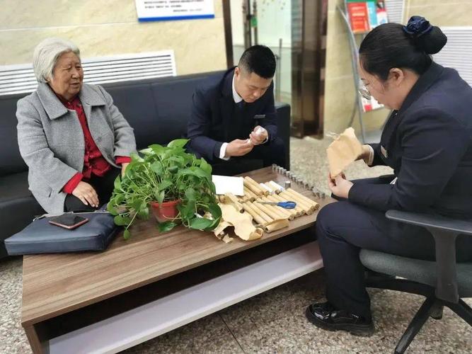 网曝银行窗台洒豆油不让老人坐,恶意浪费出损招,不让老人晒太阳