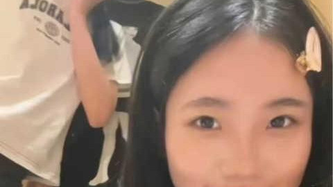 小S|小s三女儿同框视频，老大像小s老二像大s，老三性格超活泼