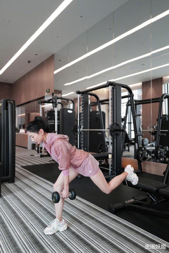 何雯娜|何雯娜和女儿穿亲子装打闹好开心，超可爱嘴甜叫妈妈“小仙女”