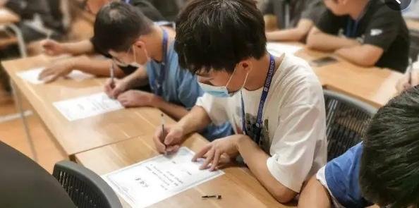 大学生|本地企业涨薪也招不满人，反观外企排长队，差距为啥这样大？