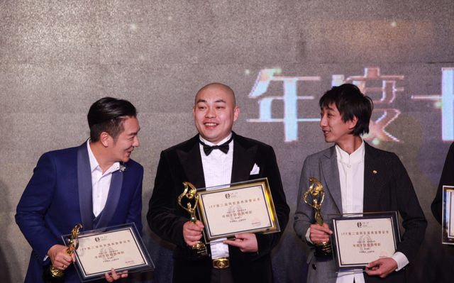 赵本山|赵本山徒弟程野直播打PK，喊话网友多刷礼物，身后还有两位美女助阵