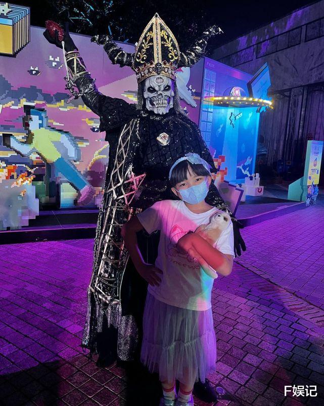 张颖康|TVB艺人张颖康一家为儿子庆生多活动 一家五口去主题乐园开心玩耍