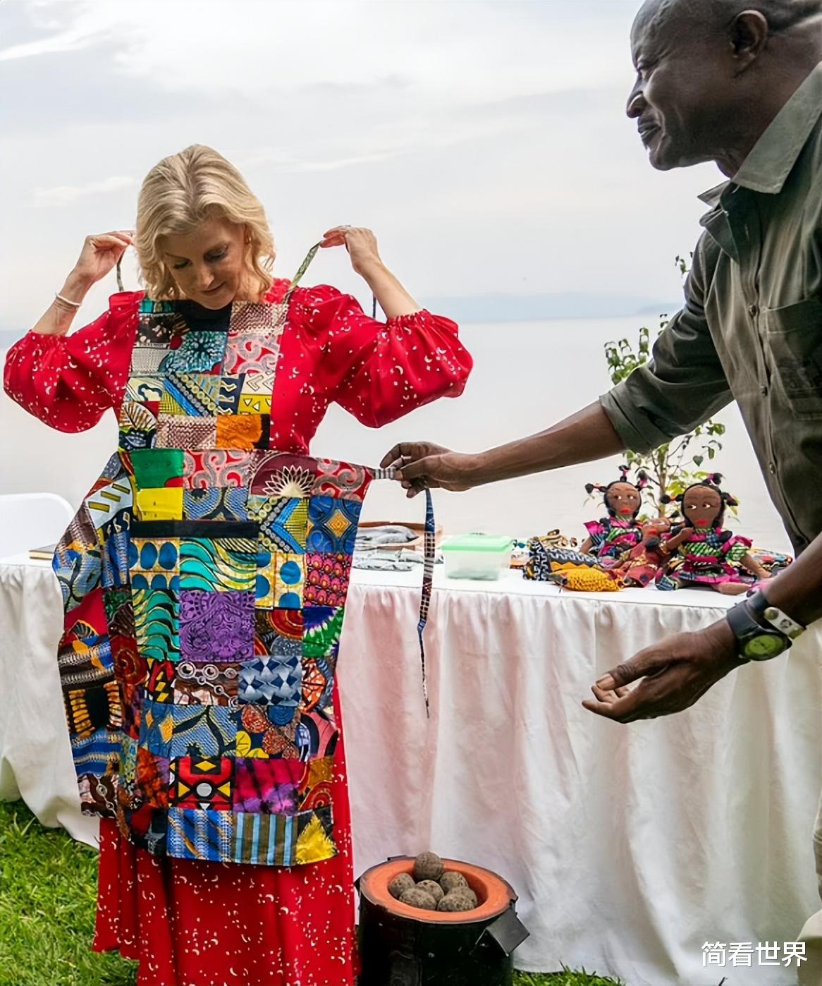 |57岁苏菲王妃太美了！穿火红长裙惊艳亮相非洲，笑靥如花不再悲伤