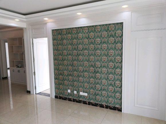 穷装的新房完工，就差家具了，朋友都劝我赶紧撕掉电视墙壁纸