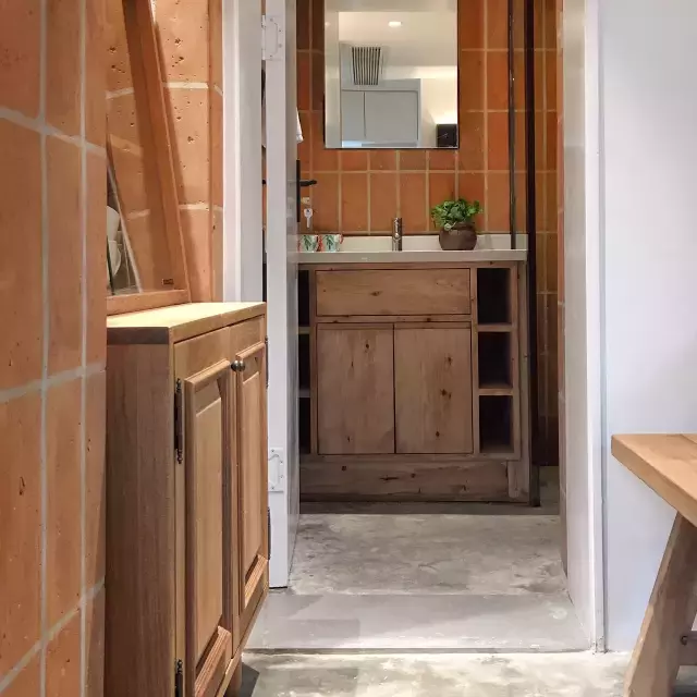 俩夫妻花3万装修38㎡一室一厅，水泥铺地面，自己做家具！