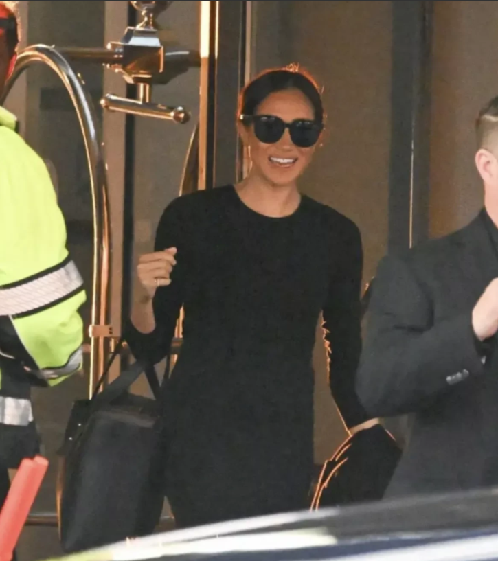 哈里王子|梅根蹭完凯特热度后亮相！一袭小黑裙气场全开，哈里王子却像助理