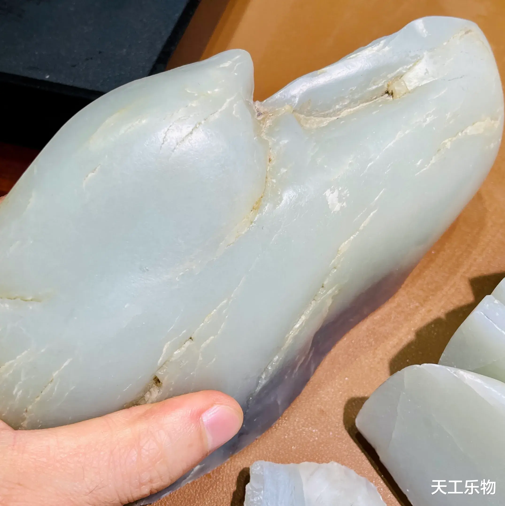 |十公斤的大块青花籽料羊脂玉原石!开不出手镯难道只能车珠子?