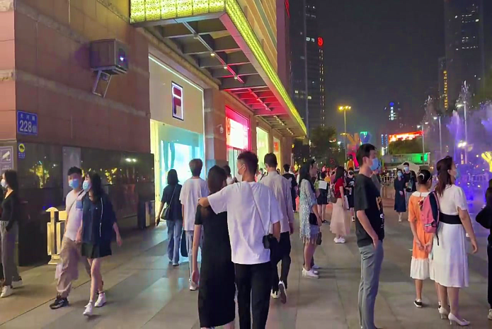 襄阳|湖北省温馨浪漫的三线城市，特别适合情侣度假，街头引人注目