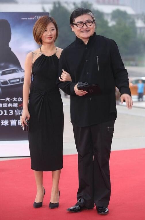 穿衣搭配 刘欢携女儿走红毯,刘欢白发抢镜,女儿穿挂脖裙配短发气质太高级