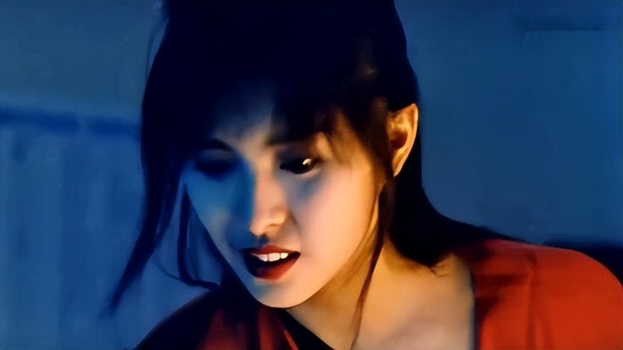 王祖贤|55岁王祖贤佝偻身体在小店吃火锅,吃完用手擦嘴!身材发胖认不出