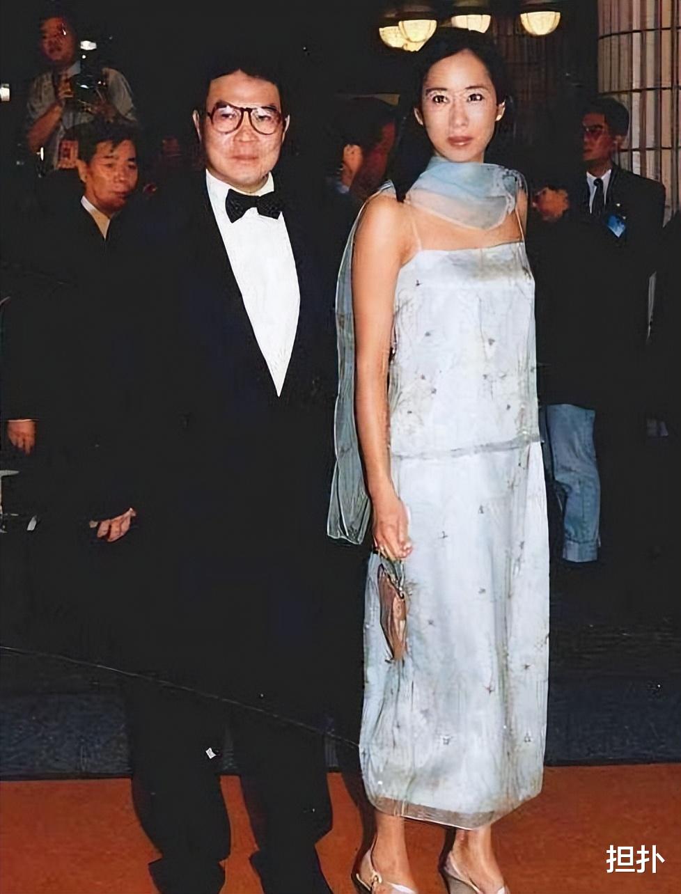 朱玲玲|郭晶晶一家五口海边玩耍,朱玲玲却没参加,嫁给罗康瑞或许是错的