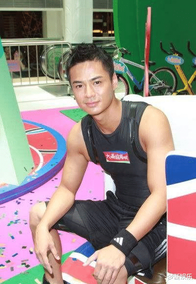 杨怡|杀青宴女星当老公面亲别人两次，老公表情僵硬：不拍戏也能这样？