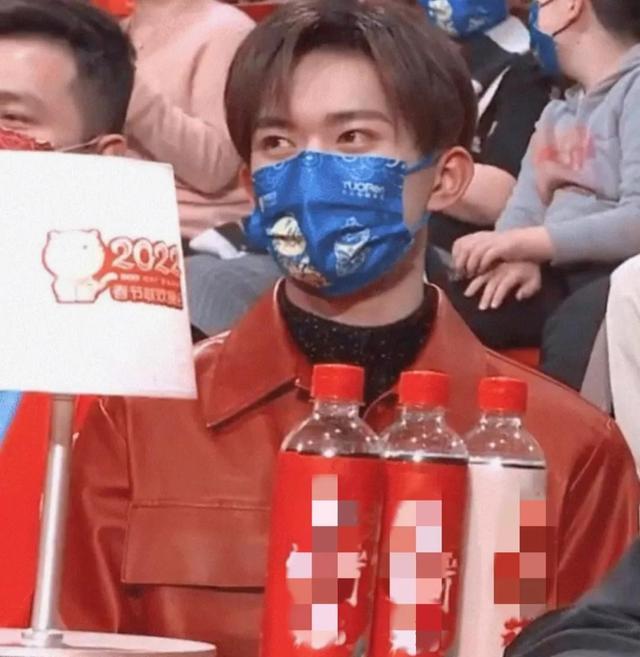 奇葩说|春晚明星搞笑瞬间：陈宝国隔口罩抠鼻子，张韶涵李荣浩大眼瞪小眼