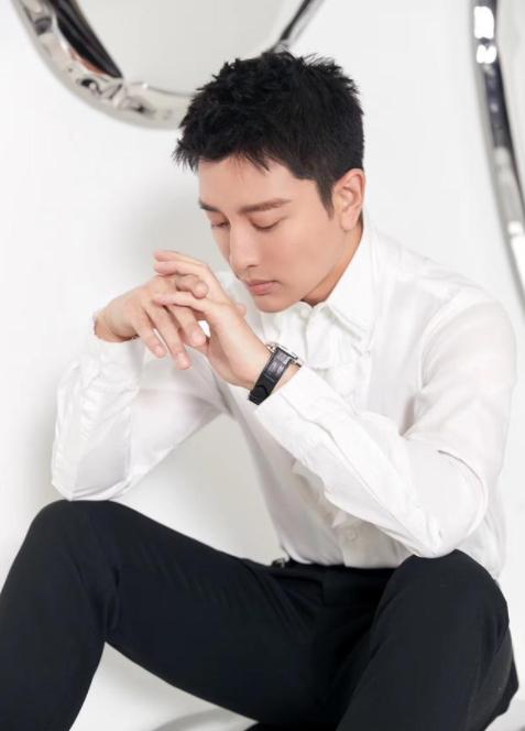 贾乃亮|贾乃亮风波后首现身,穿拖鞋开车带美女,网友:明星应注意举止