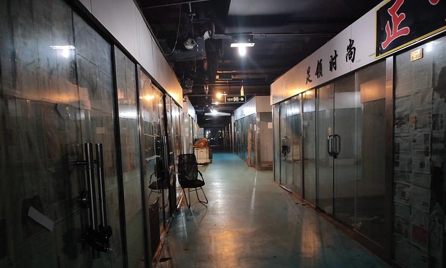 |曾经辉煌的上海七浦路，现在冷清萧条，许多商铺关门闭客