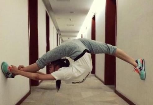 舒思瑶|还记得体操冠军舒思瑶吗？22岁因一张照片走红，如今成一字马女神