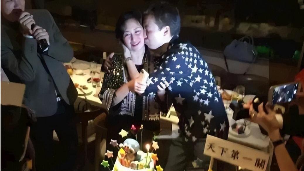 何超琼|60岁何超琼赴宴参加饭局，获男友人贴脸拥吻，三房子女同框显和谐