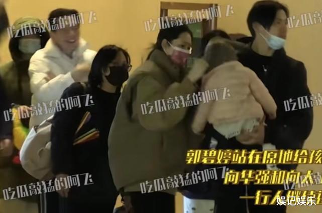 向佐|向太一家五口现身,向佐抱女儿在地上打滚,cora一脸懵走开太可爱