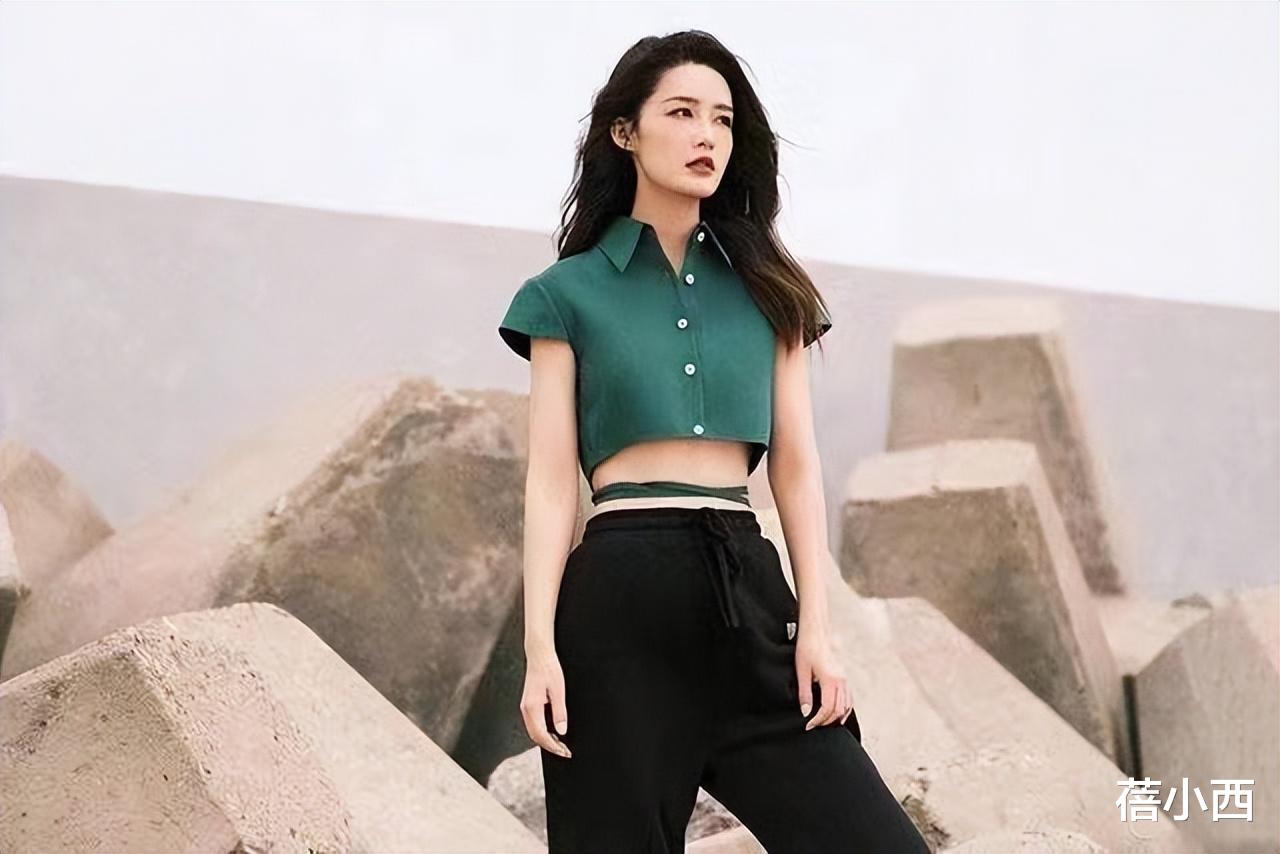 李沁|李沁的“水蛇腰”真是绝了,穿短衬衫配阔腿裤,女人看了都羡慕