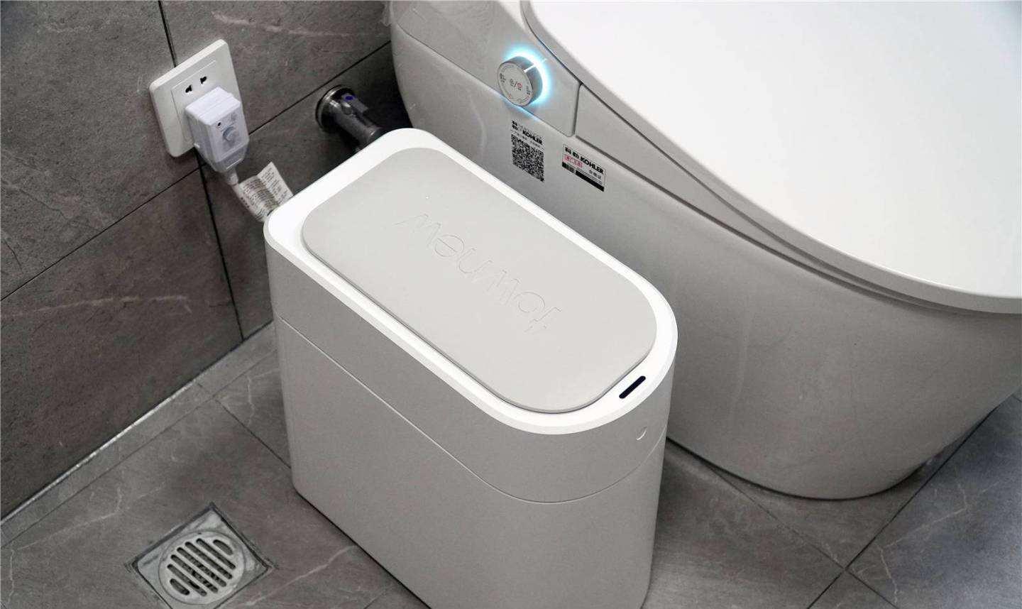 同样是小卫生间装修，看看人家的马桶周围布置，比我家的好太多了