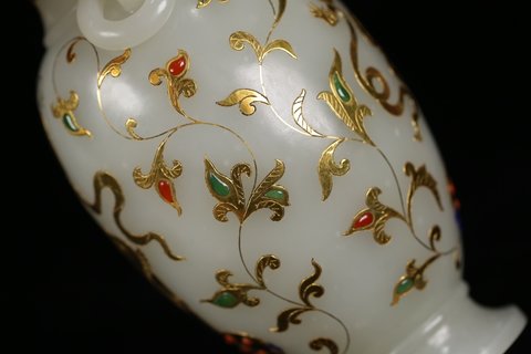 |清代 老和田玉双瑞兽耳瓶