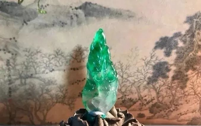 翡翠|一块随形的翡翠明料，玉雕大师雕刻出来的作品栩栩如生，太逼真了！