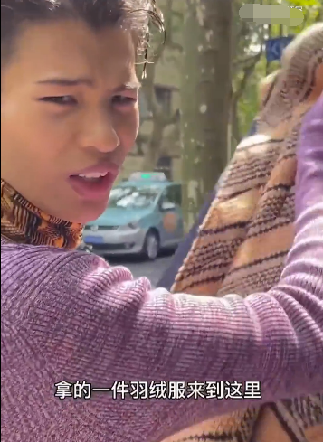 演绎|陆仙人抱大葱菜场走秀气场足！曾说自己和大表姐差一座珠穆朗玛峰