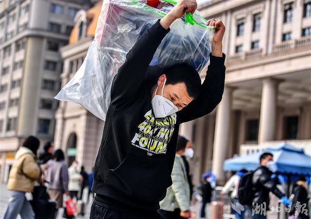 汉口火车站:放开不放松 旅客自我防护意识强