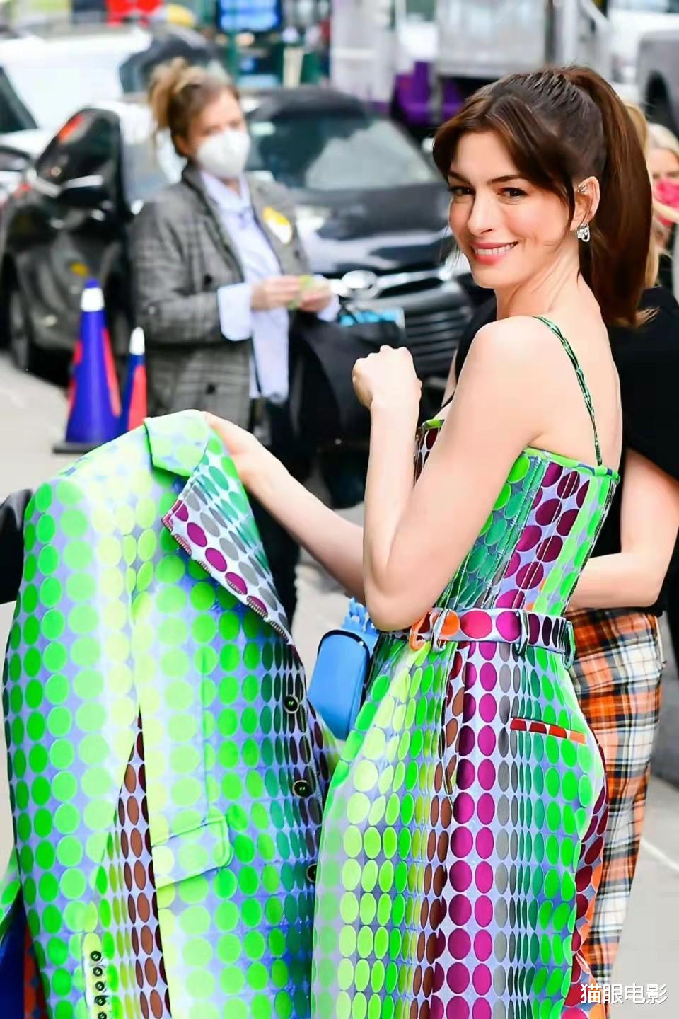 安妮·海瑟薇|安妮海瑟薇穿吊带秀锁骨，肤白貌美皮肤超好，网友：美得不像人类