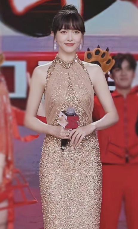 春晚|杨颖离婚后首次亮相,主持卫视春晚,与唐嫣同一时段挑战跨界主持