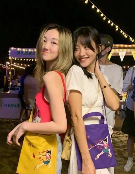 李冰冰|16岁李嫣晒近照，与闺蜜合影气场强大，粉涂太厚酷似贞子