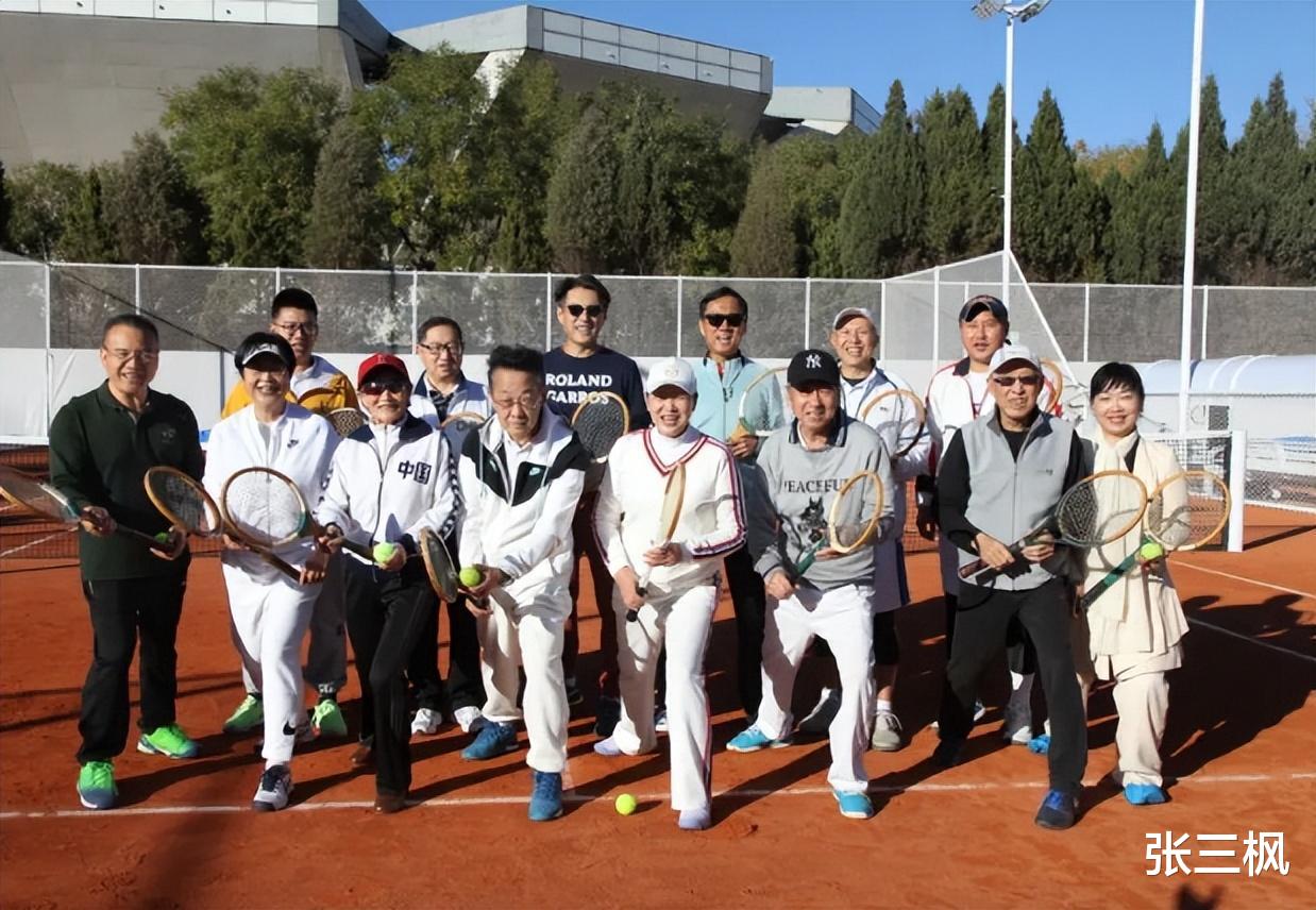 靳东|45岁靳东现身剧院看演出,穿黑色中老年夹克外套,满头白发显沧桑