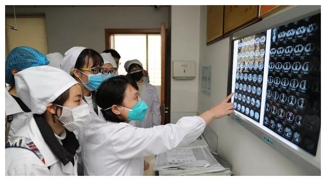 男子感慨“后悔娶女医生当老婆了”！网友怒怼：抱怨的该是你老婆