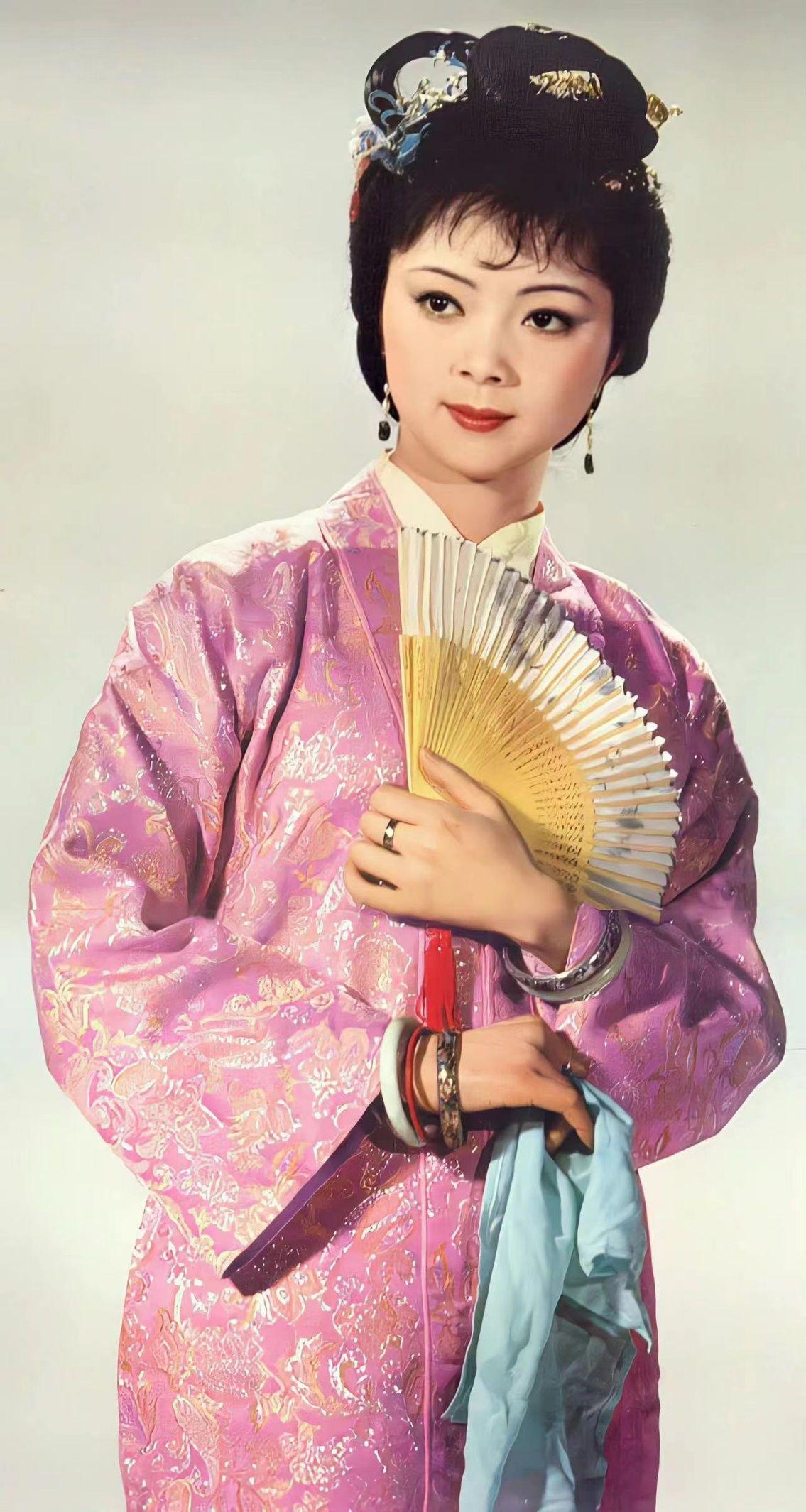 冻龄|57岁薛宝钗张莉加拿大晒庆生照！肌肤胜雪似冻龄，身价过亿仍单身