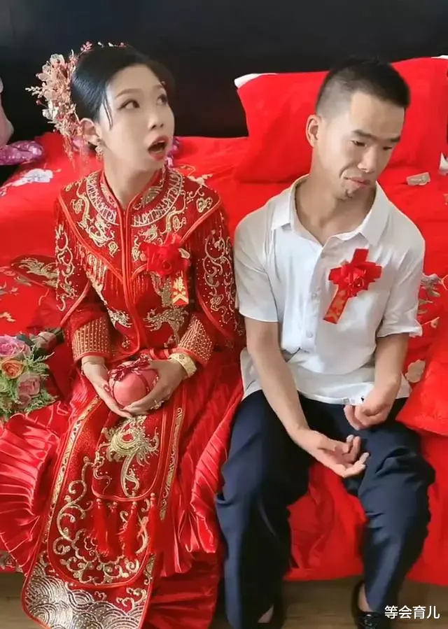 残疾小伙结婚愁容满面,漂亮新娘也显得不对劲,网友:家里有矿吧