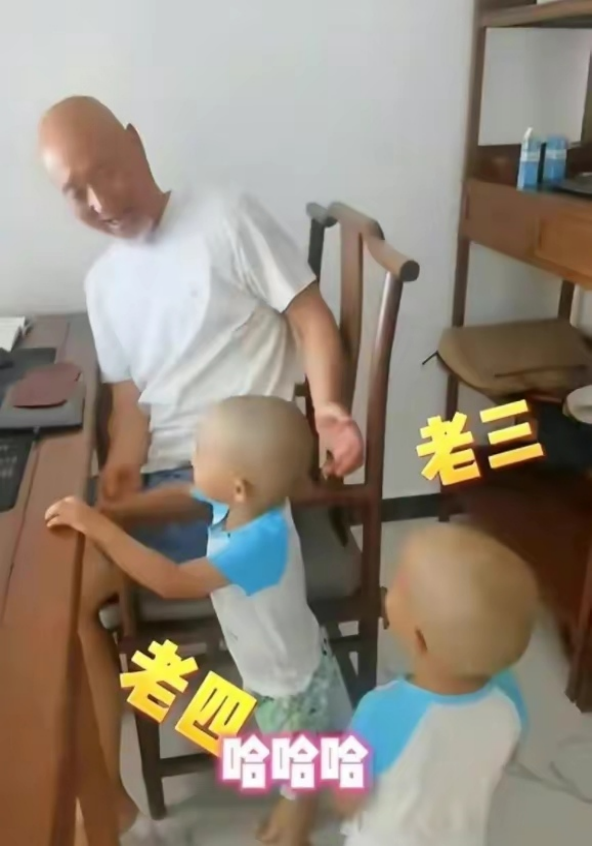 陈凯歌|喜剧大师陈佩斯罕晒双胞胎孙子!三人同为光头,爷孙共用一张脸