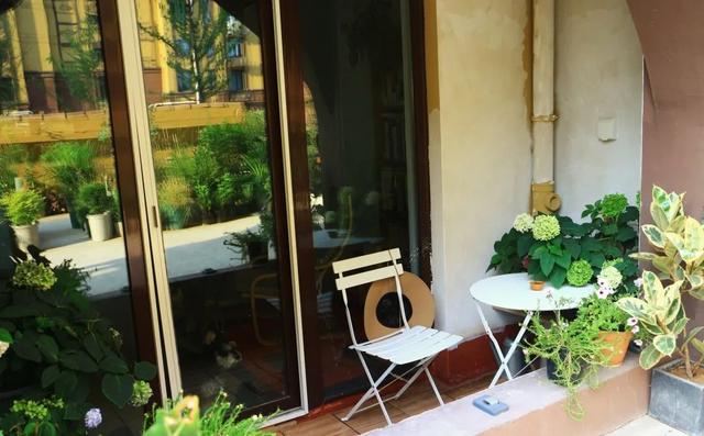 没钱装修,90后郑州女生入住毛坯房,网友:太会生活了