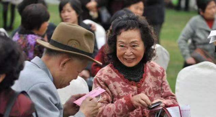 大爷表白保姆,竟遭对方索要7万彩礼,大爷:什么金枝玉叶?脸呢