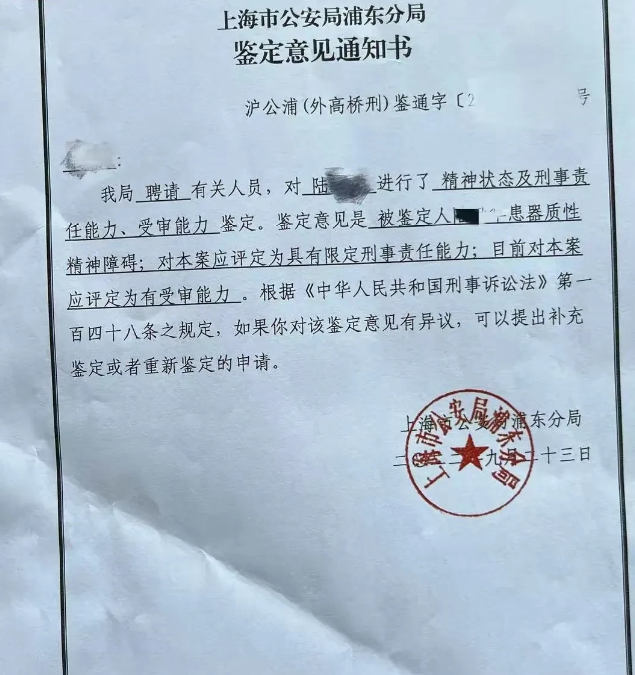 上海浦东,一男子花费6万多元,买了一辆红色摩托车