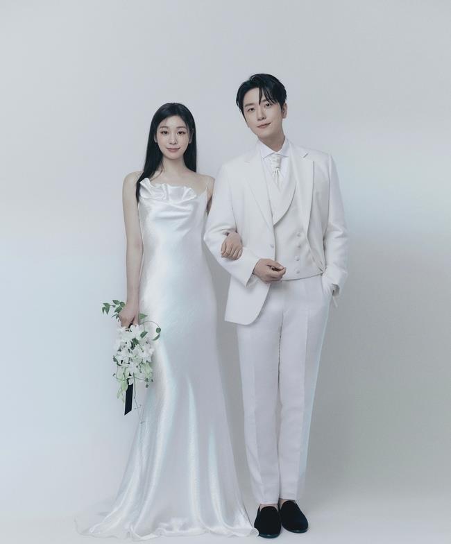 金妍儿|金妍儿今日大婚,公开与小5岁美声偶像组合老公的婚纱照!