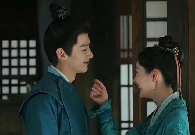 屈楚萧|好抓马的现实!卿卿日常男女主恋情曝光,田曦薇屈楚萧常去酒店?