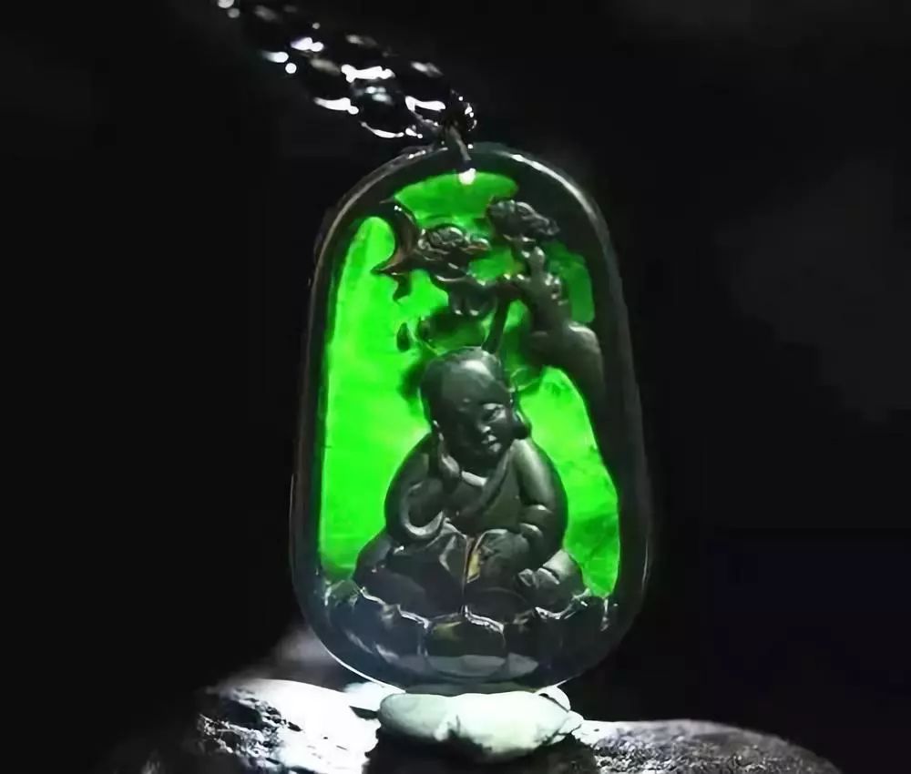 |一块鸡蛋大小的翡翠原石，竟切出玻璃种墨翠，羡煞旁人！