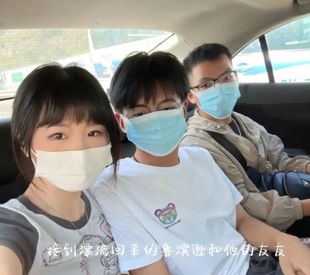 孙悦|孙悦带着孙卓到处游玩,孙辉还在夏令营,孙海洋在家专心研究包子