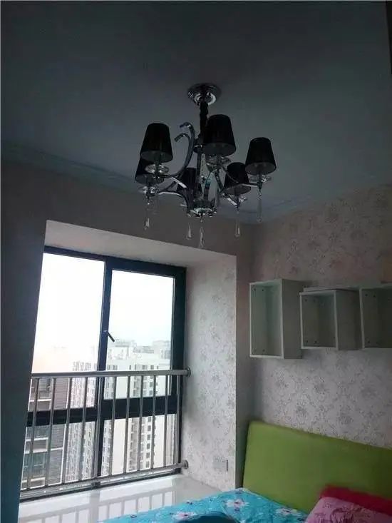 18万装修的房子,被厨房突出的碗柜给毁了,应该怎么办?